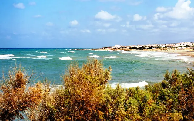 Kato Gouves beach, one of the resorts a taxi from Heraklion Airport reaches in 20 minutes