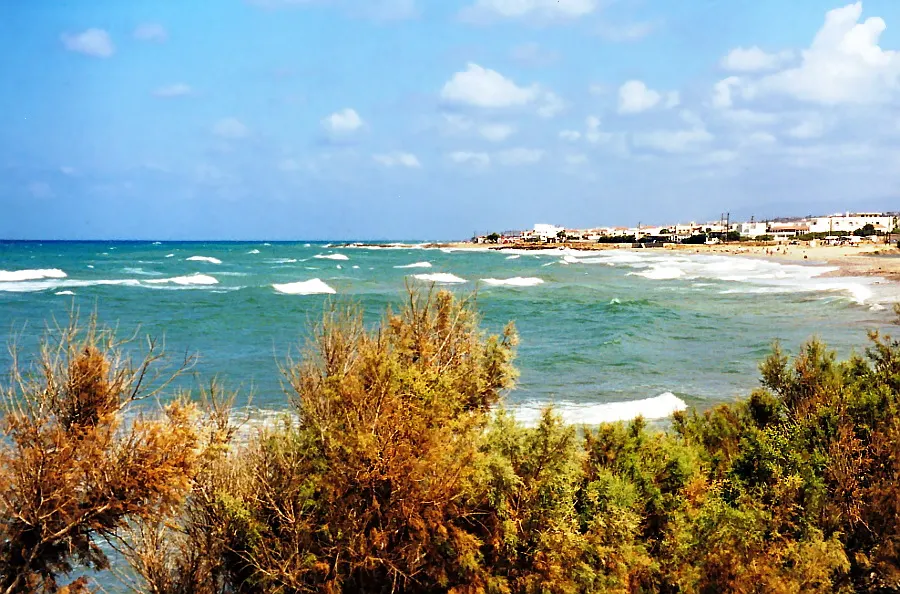 Kato Gouves beach, one of the resorts a taxi from Heraklion Airport reaches in 20 minutes